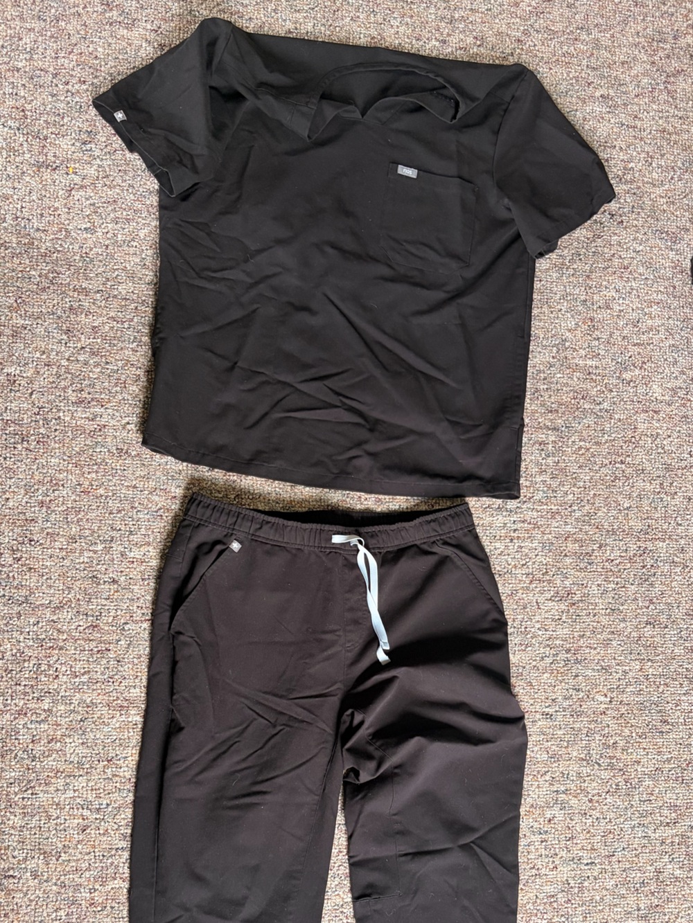 FIGS Men’s Black Leon Three-Pocket Scrub Top & Tansen Jogger Scrub Pants Large